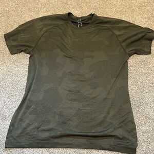 Men’s Lululemon workout shirt